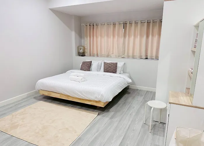 Lovely Townhome In Shopping District Near Bts&mrt