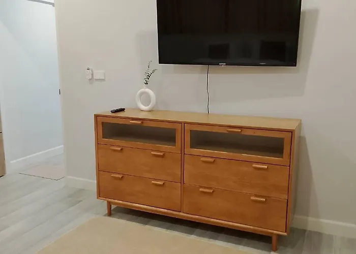 Lovely Townhome In Shopping District Near Bts&mrt