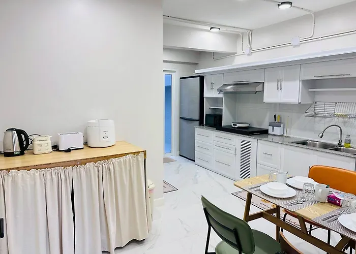 Lovely Townhome In Shopping District Near Bts&mrt Bangkok