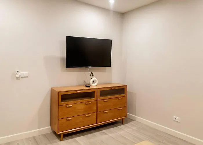 Lovely Townhome In Shopping District Near Bts&mrt