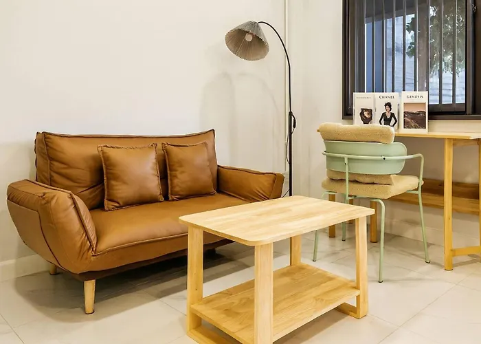 Lovely Townhome In Shopping District Near Bts&mrt