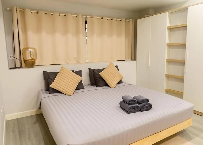 Lovely Townhome In Shopping District Near Bts&mrt Bangkok